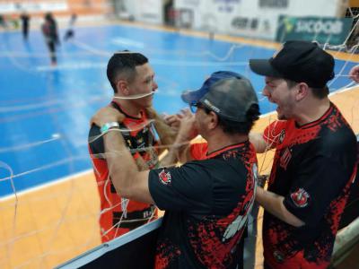  Com a forÃ§a da Sangue Rubro Negro OperÃ¡rio supera as adversidade e bate o lÃ­der do Paranaense Chave Ouro.
